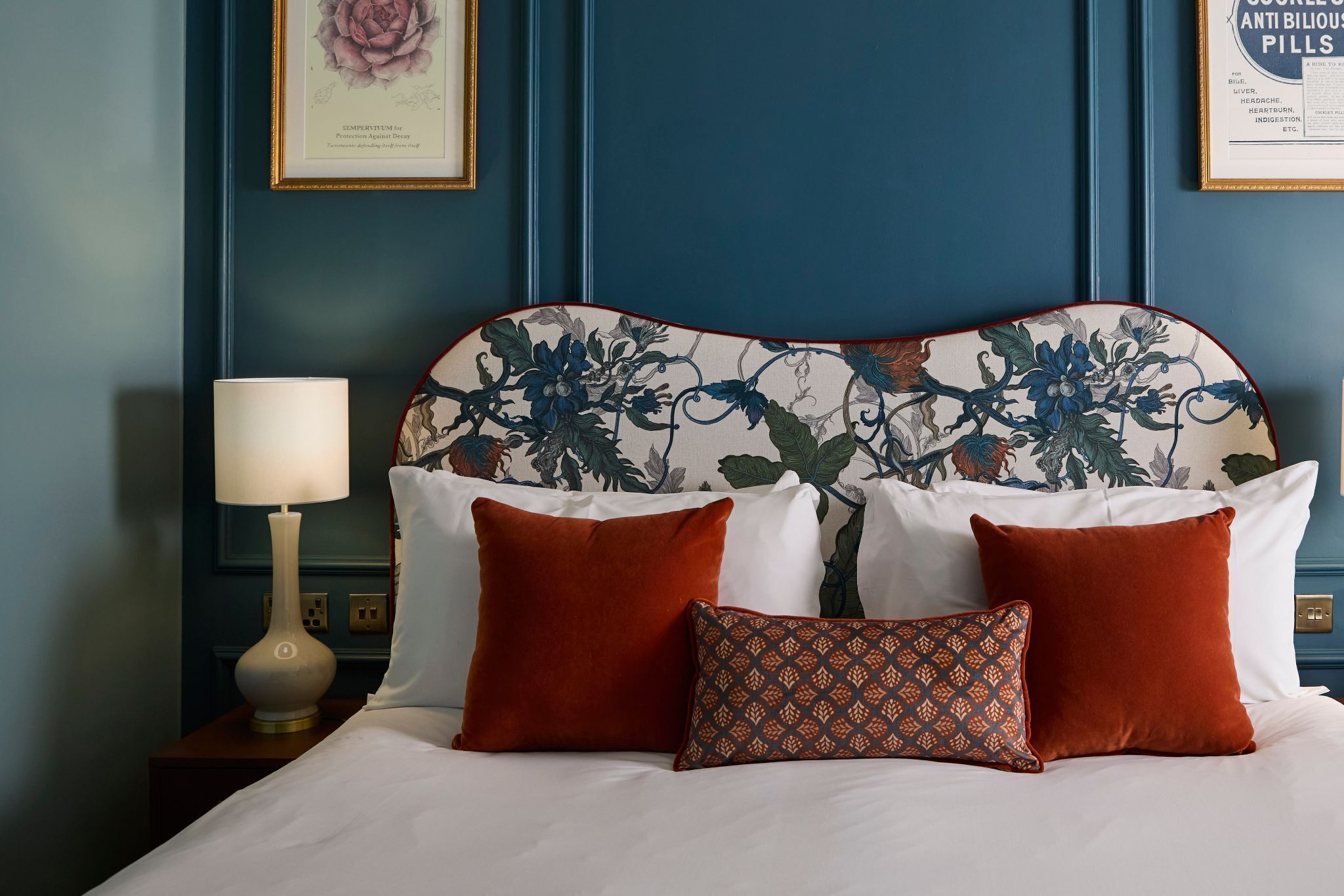 deluxe room, 1 king bed, ensuite, city view | egyptian cotton sheets, free minibar, in-room safe