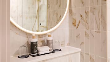 Douche à « effet pluie », articles de toilette écologiques