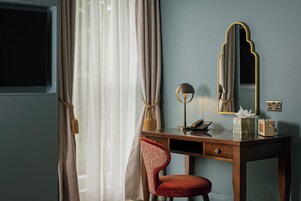 Deluxe-herbergi - 1 stórt tvíbreitt rúm - með baði - borgarsýn | Rúmföt úr egypskri bómull, ókeypis drykkir á míníbar