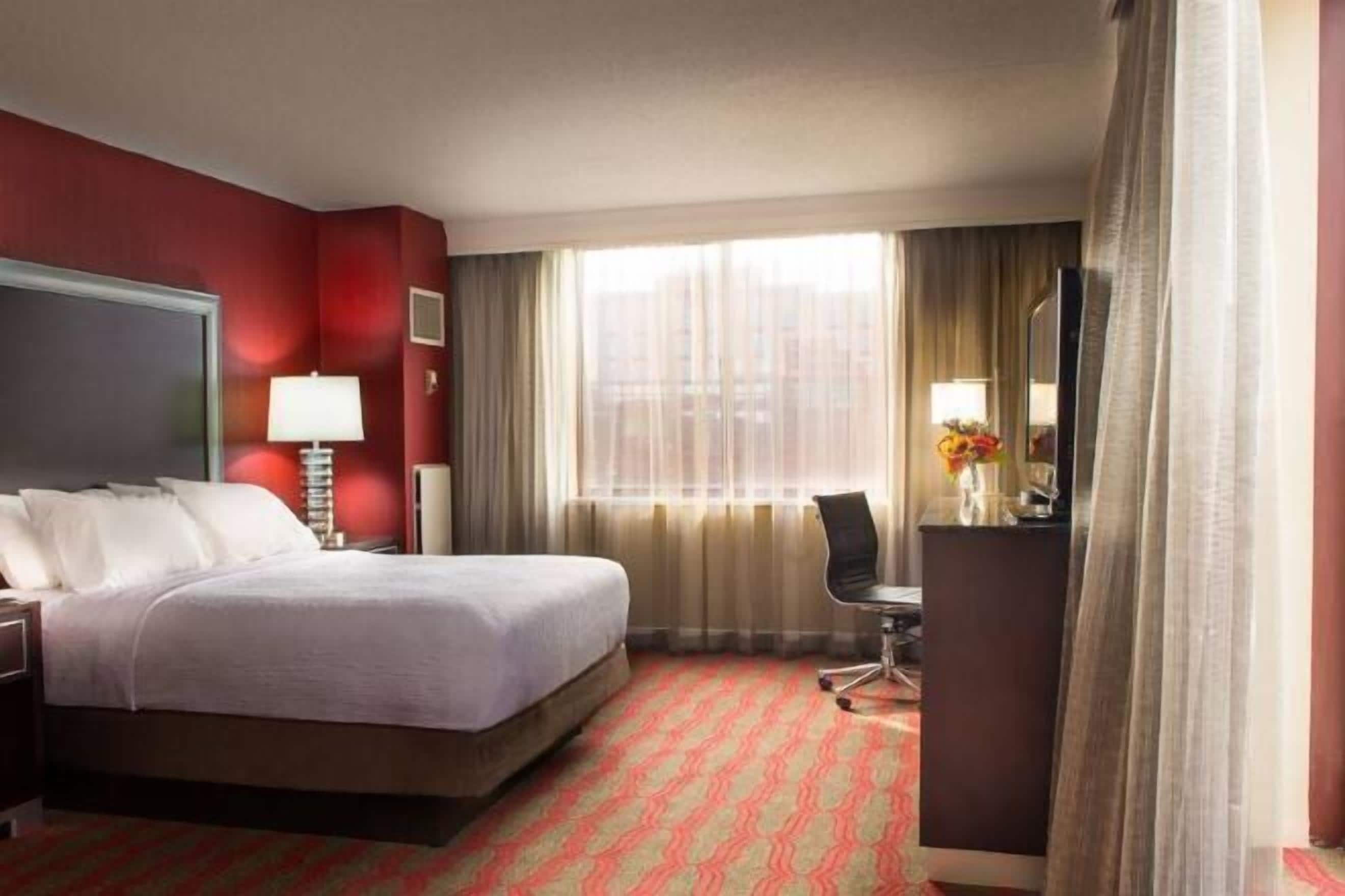 Ropa de cama de alta calidad y caja de seguridad en la habitación 