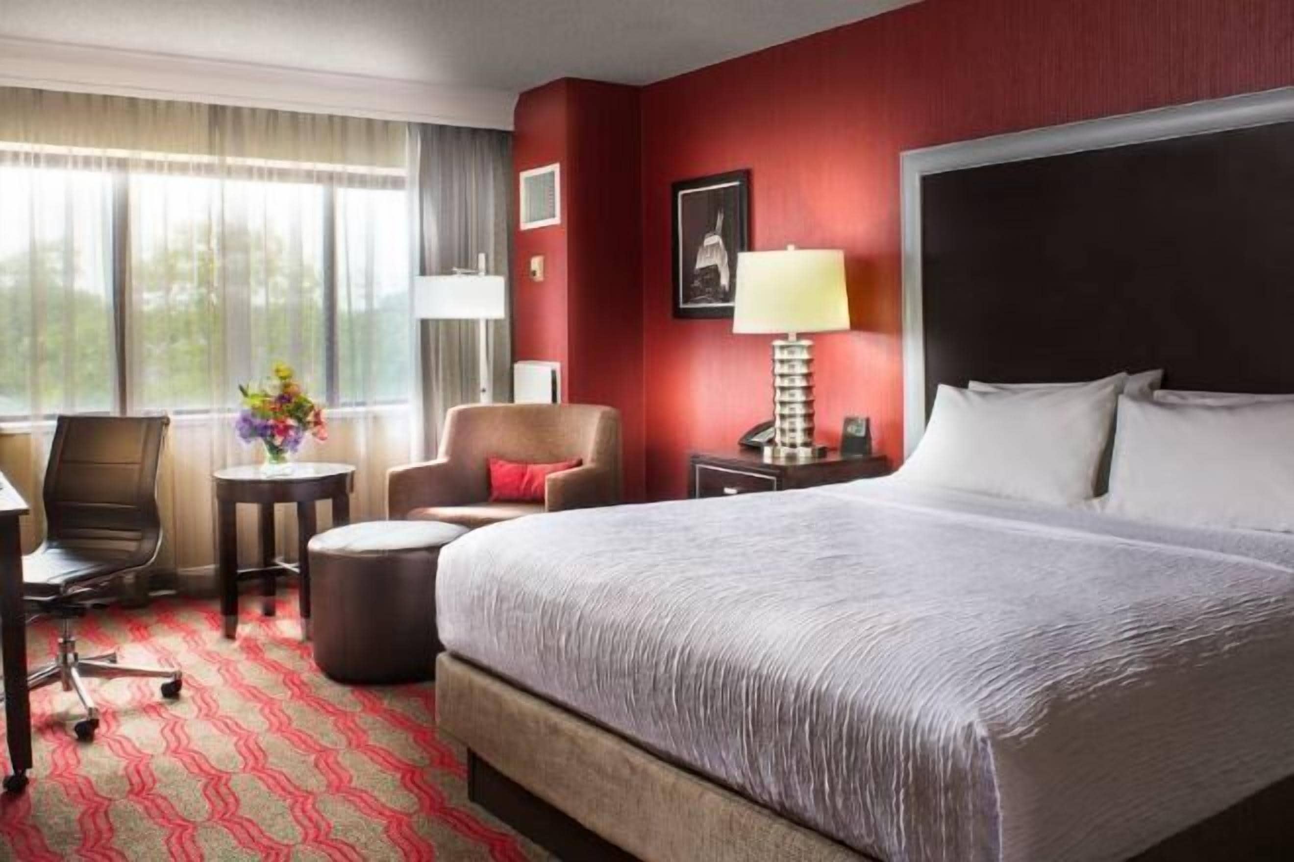 Ropa de cama de alta calidad y caja de seguridad en la habitación 