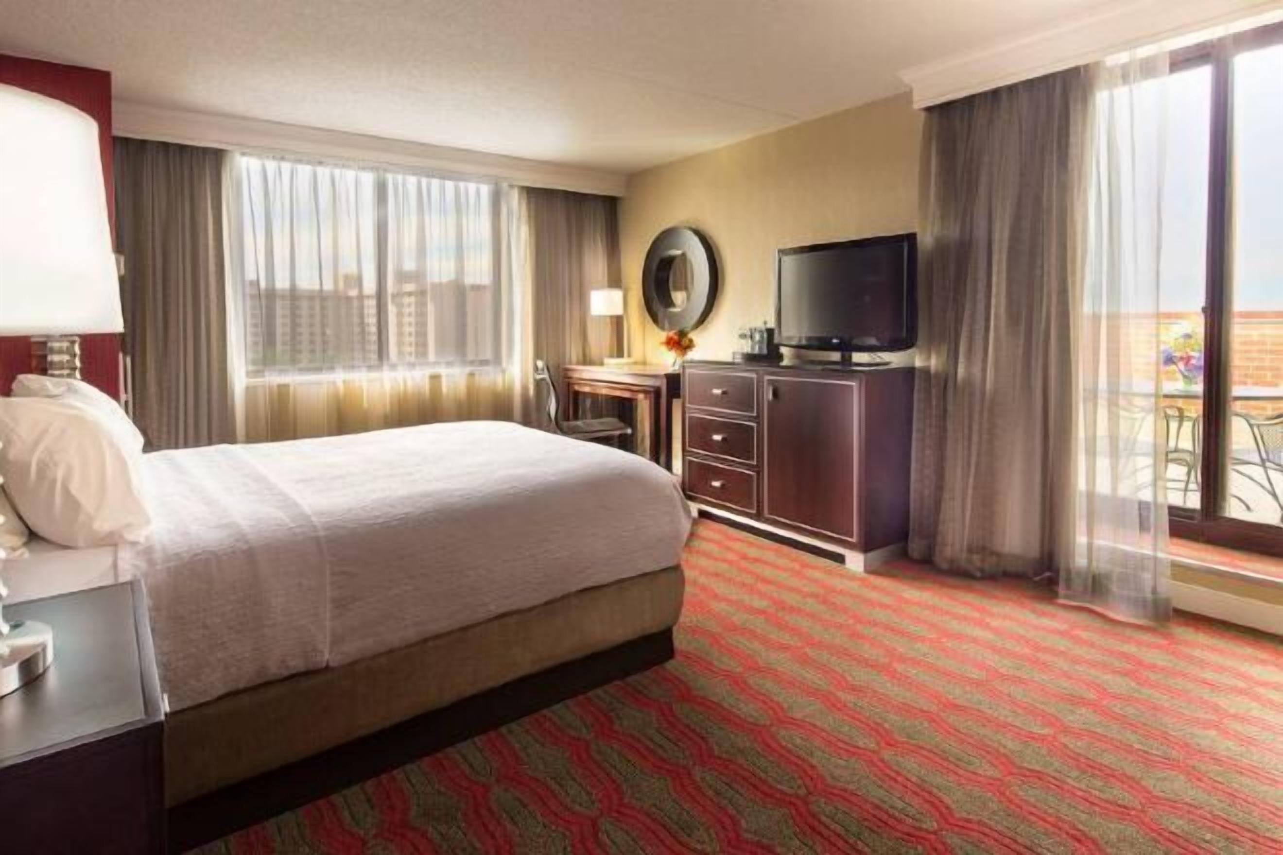 Ropa de cama de alta calidad y caja de seguridad en la habitación 