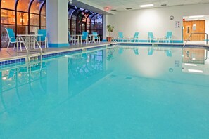 Indoor pool, sun loungers