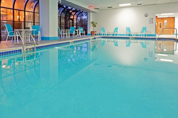 Piscina interna, espreguiçadeiras