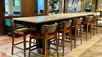 2 nhà hàng, phục vụ bữa sáng