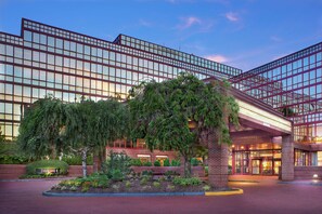 Exterior - DoubleTree by Hilton New York LaGuardia Airport (East Elmhurst)