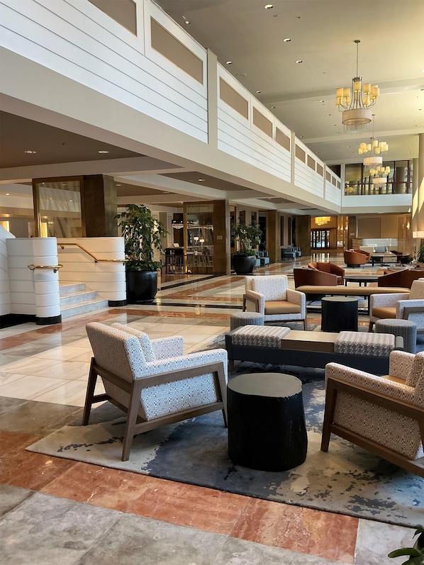 Lobby - DoubleTree by Hilton New York LaGuardia Airport (East Elmhurst)
