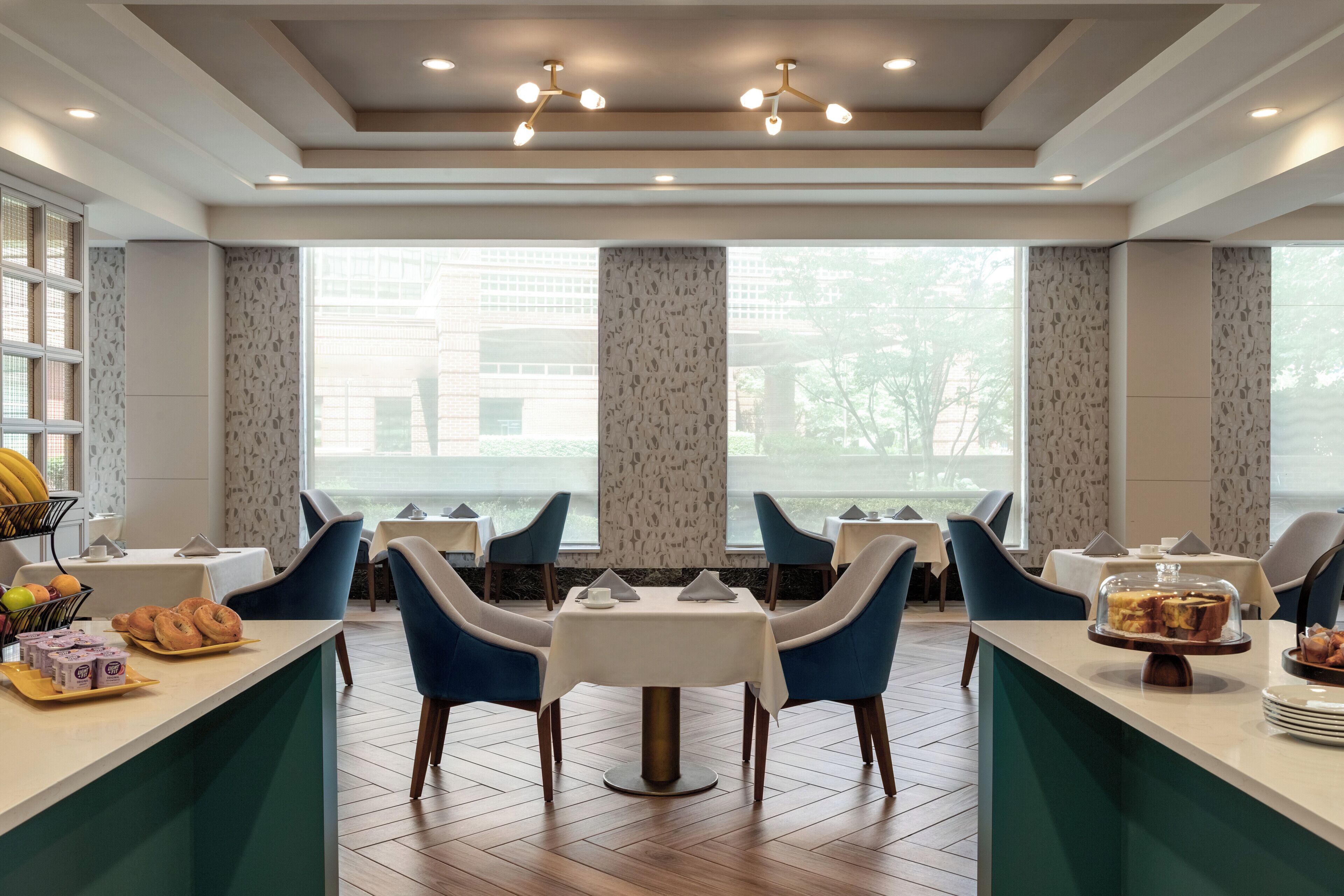 2 restaurants; breakfast, lunch and dinner served 
