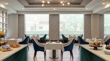 2 restaurants; breakfast, lunch and dinner served