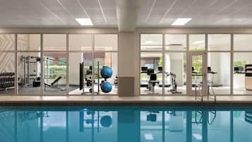 Innenpool, geöffnet von 06:30 Uhr bis 22:30 Uhr, Liegestühle