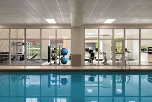 Una piscina techada, sillones reclinables de piscina