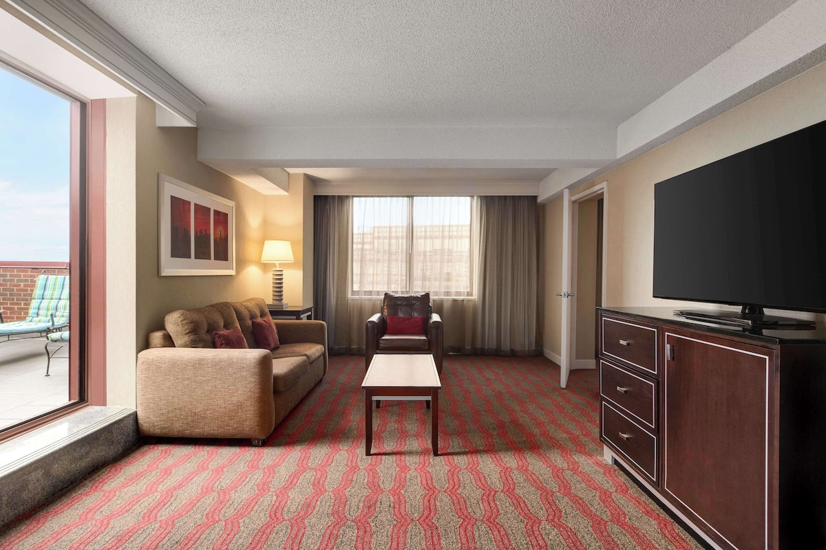 flat-screen tv, pay films