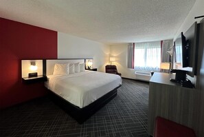 Room, 1 Queen Bed, Non Smoking | Soundproofing, iron/ironing board, free WiFi, bed sheets - Ramada by Wyndham Waupaca (Waupaca)
