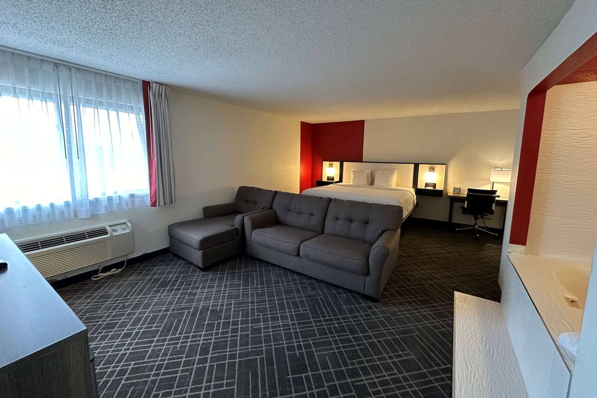 Suite, 1 kamar tidur, Bebas Asap Rokok (1 King Bed) | Kedap suara, setrika/meja setrika, Wi-Fi gratis, dan jam alarm