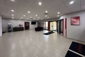 Lobby - Ramada by Wyndham Waupaca (Waupaca)