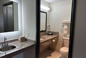 Kamer, 2 queensize bedden, niet-roken | Badkamer | Een haardroger, handdoeken