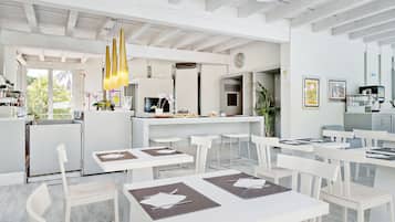 Aperto a colazione, cucina internazionale, con vista sulla piscina