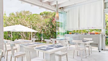 Phục vụ bữa sáng, món ăn mang phong cách quốc tế, nhìn ra hồ bơi