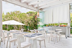 Aperto a colazione, cucina internazionale, con vista sulla piscina 