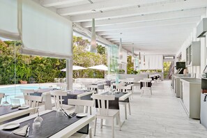 Déjeuner, dîner et souper servis sur place