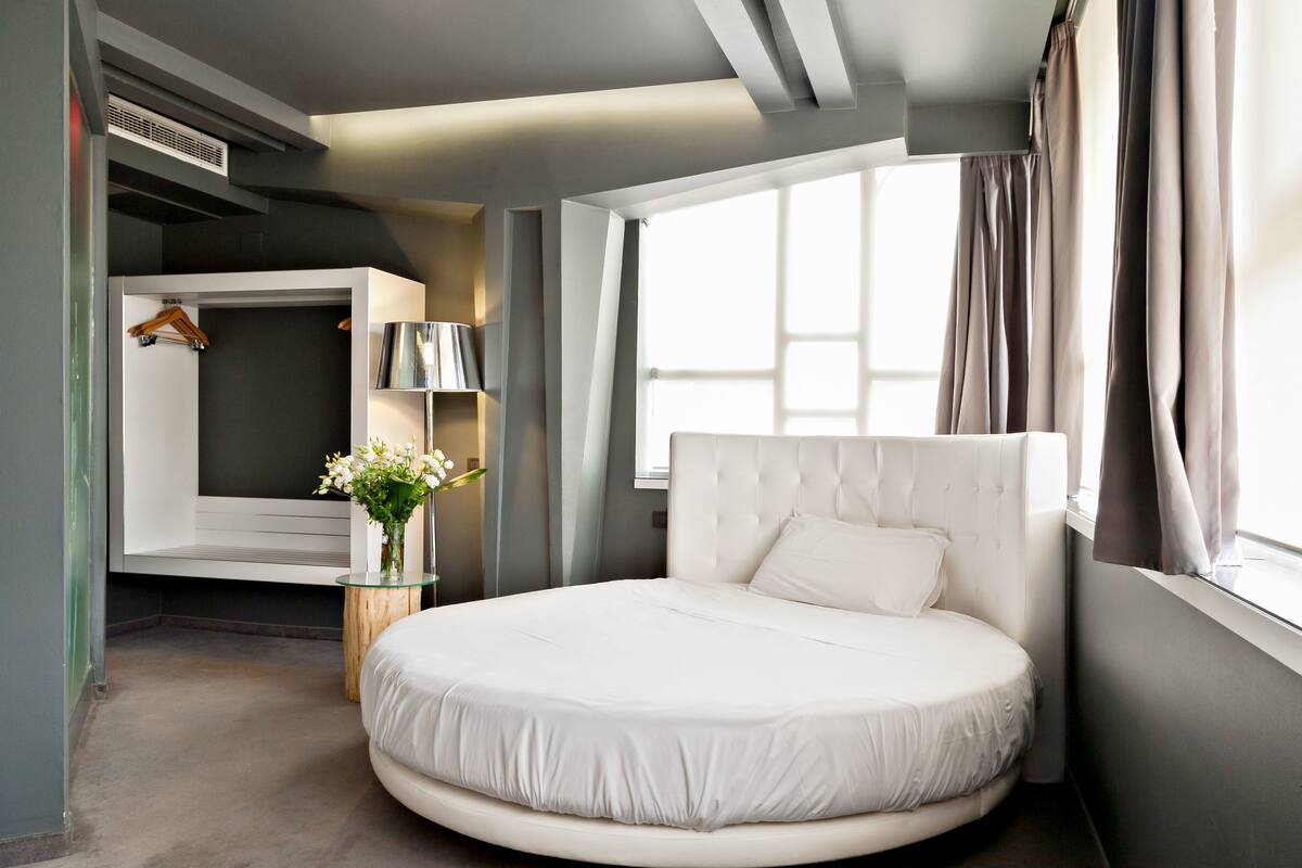Junior Suite | Down comforters, in-room safe, desk, blackout drapes