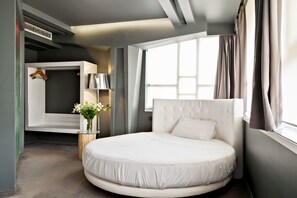 Suite Junior | Couette en duvet, coffre-fort, bureau, rideaux d’obscurcissement