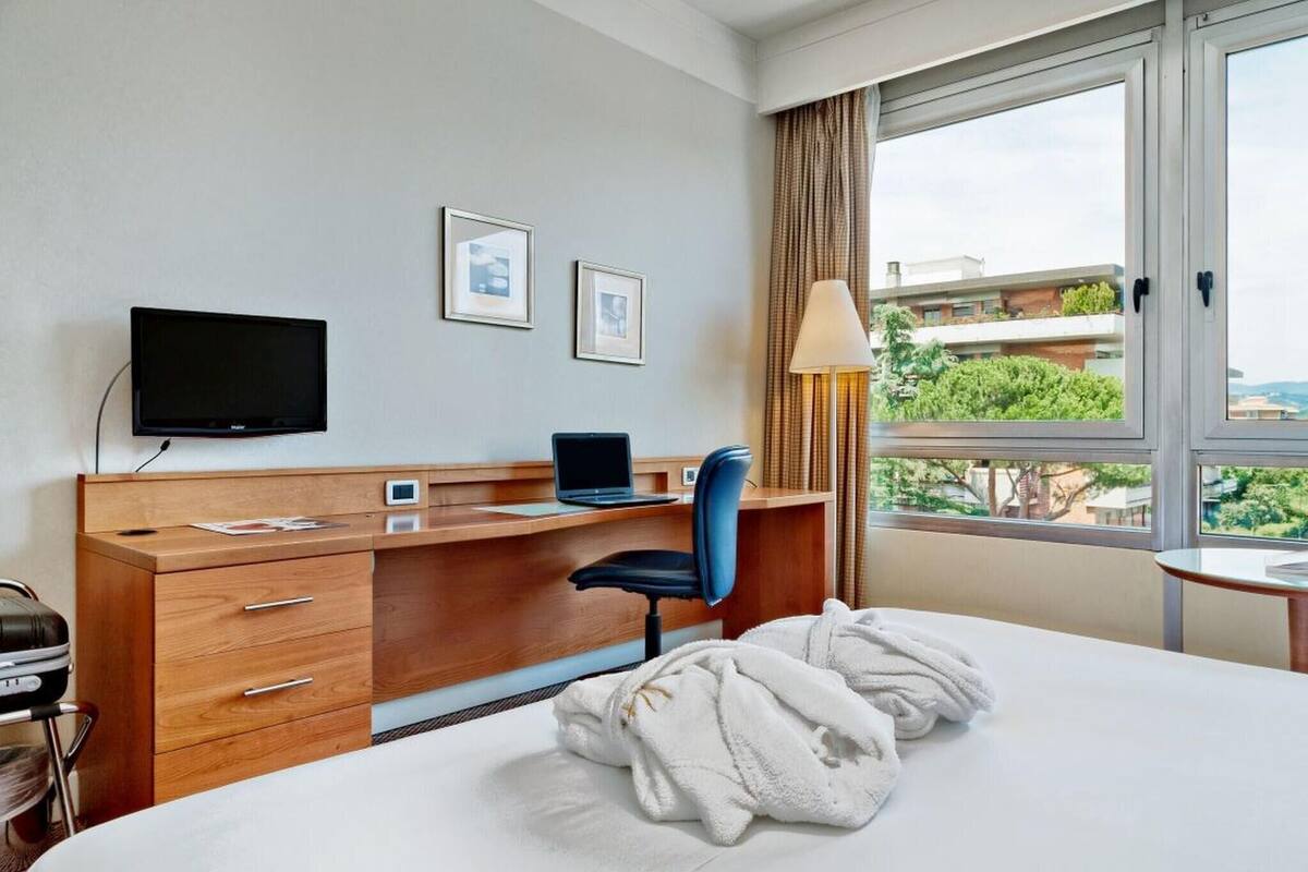 Down comforters, in-room safe, desk, blackout drapes
