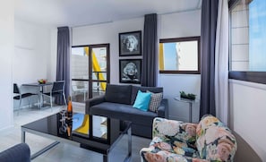 Süit, 1 Büyük (Queen) Boy Yatak, Sigara İçilmez, Balkon | 1 yatak odası, odada kasa, masa, ses yalıtımı 