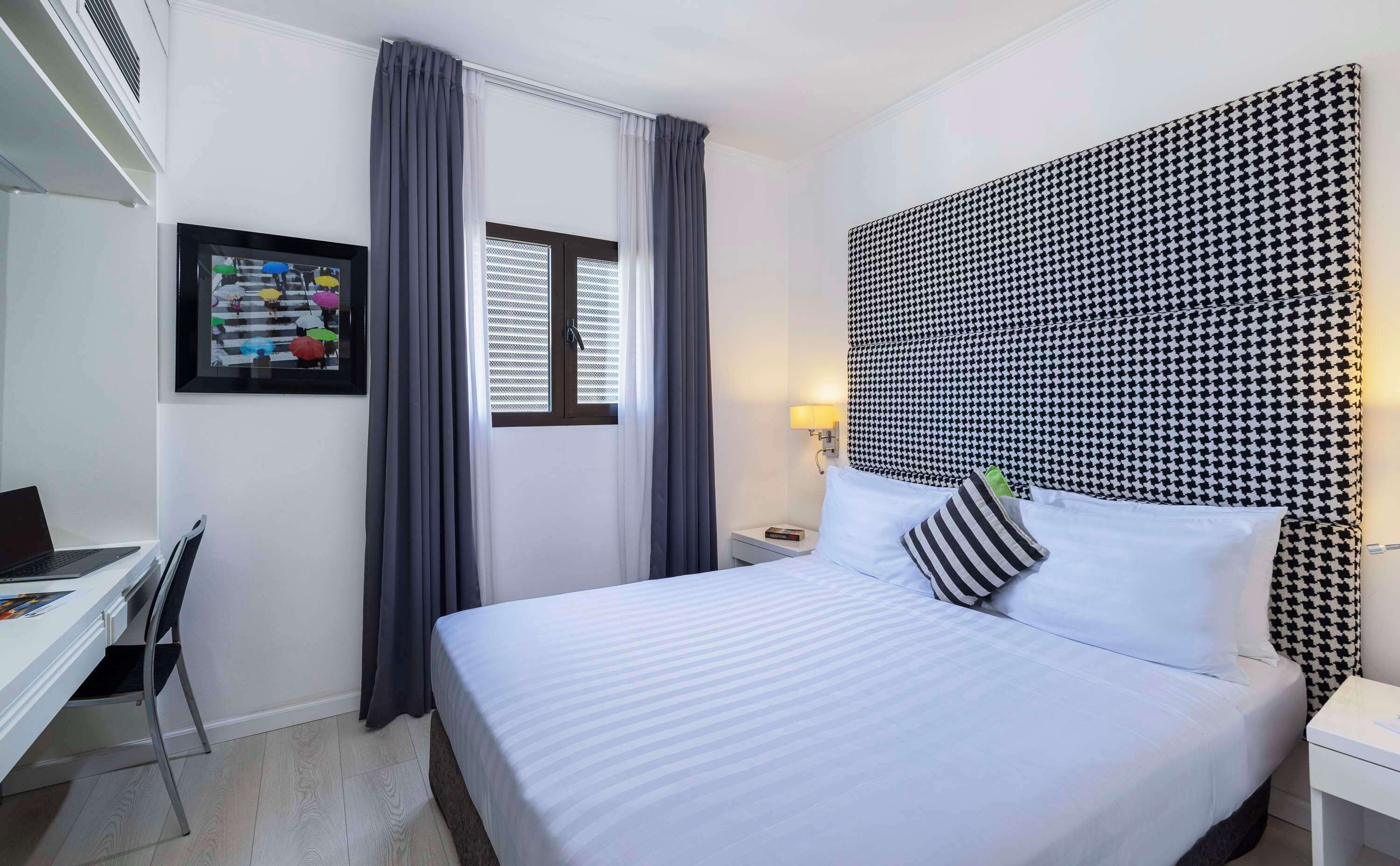 suite, 1 queen bed, non smoking, balcony | in-room safe, desk, soundproofing, iron/ironing board