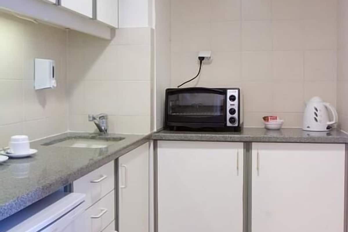suite, 1 queen bed, non smoking, kitchenette | private kitchen | fridge, microwave, coffee/tea maker, electric kettle