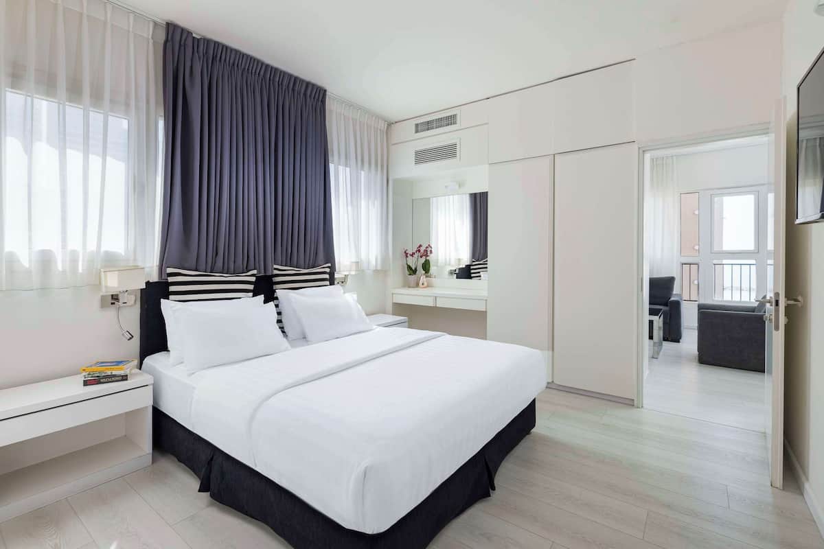 suite, 1 queen bed, non smoking, kitchenette | in-room safe, desk, soundproofing, iron/ironing board