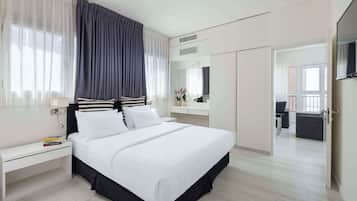 Suite, 1 Queen Bed, Non Smoking, Kitchenette | 1 bedroom, in-room safe, desk, soundproofing