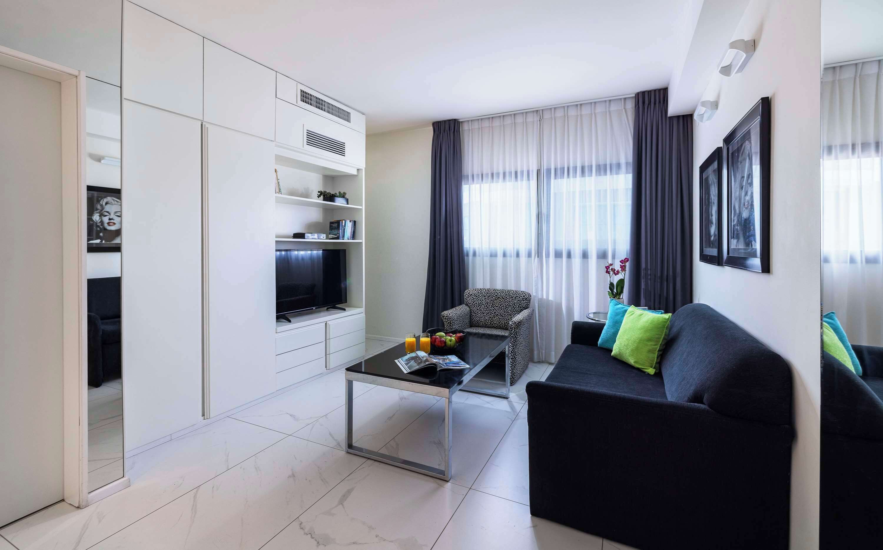 suite, 1 queen bed, non smoking, kitchenette | in-room safe, desk, soundproofing, iron/ironing board