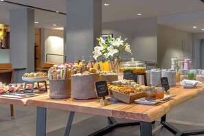 Petit déjeuner buffet (13.00 USD par personne)