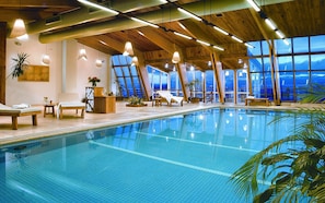 Kolam renang tertutup 