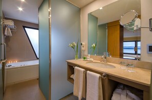 Suite (View) | Baño | Regadera, amenidades de baño ecológicas, secadora de cabello, toallas 