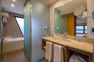 Suite (View) | Bathroom | Shower, eco-friendly toiletries, hair dryer, towels