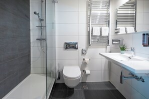 Combined shower/tub, deep soaking tub, hair dryer, bathrobes - Michel Hotel Landshut Kaiserhof (Landshut)