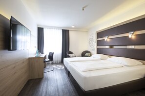 Hypo-allergenic bedding, down duvets, in-room safe, desk