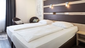 Comfort Double Room | Hypo-allergenic bedding, down comforters, in-room safe, desk - Hotel Kaiserhof Landshut (Landshut)