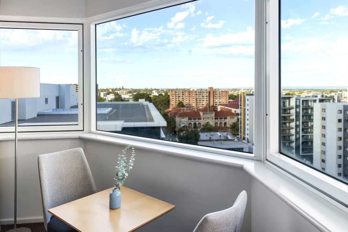 Superior kamer, 1 kingsize bed | Luxe beddengoed, pillowtop-bedden, een minibar, een kluis op de kamer