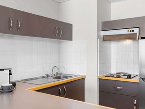 Suite ejecutiva | Cocina privada | Refrigerador, horno, cafetera y tetera y tetera eléctrica 