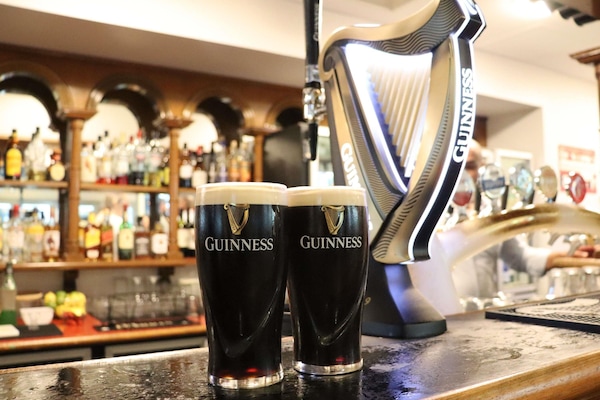 2 bares/lounges, pub