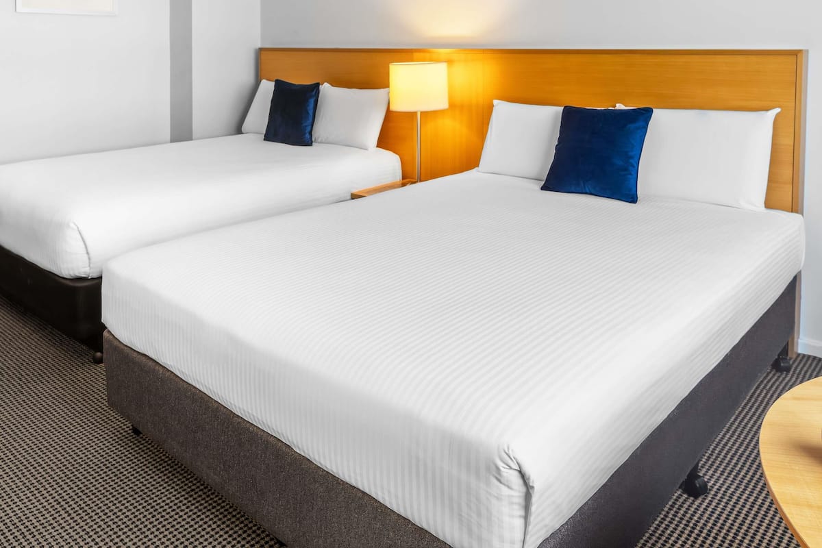 Klassieke kamer (1 Queen and 1 Double Bed) | Luxe beddengoed, pillowtop-bedden, een minibar, een kluis op de kamer