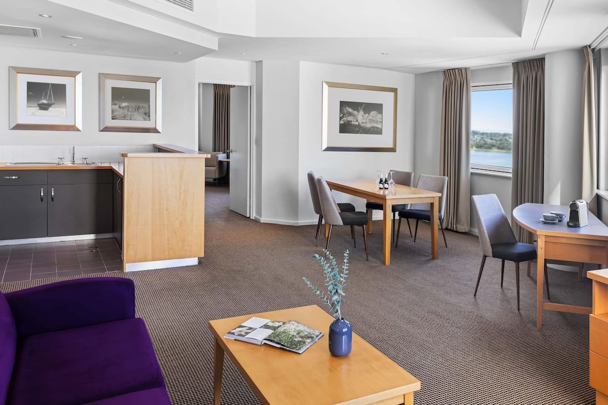 Superior suite, 1 kingsize bed | Luxe beddengoed, pillowtop-bedden, een minibar, een kluis op de kamer