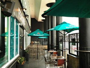 2 restaurants, serveren ontbijt, lunch, diner, internationale gerechten