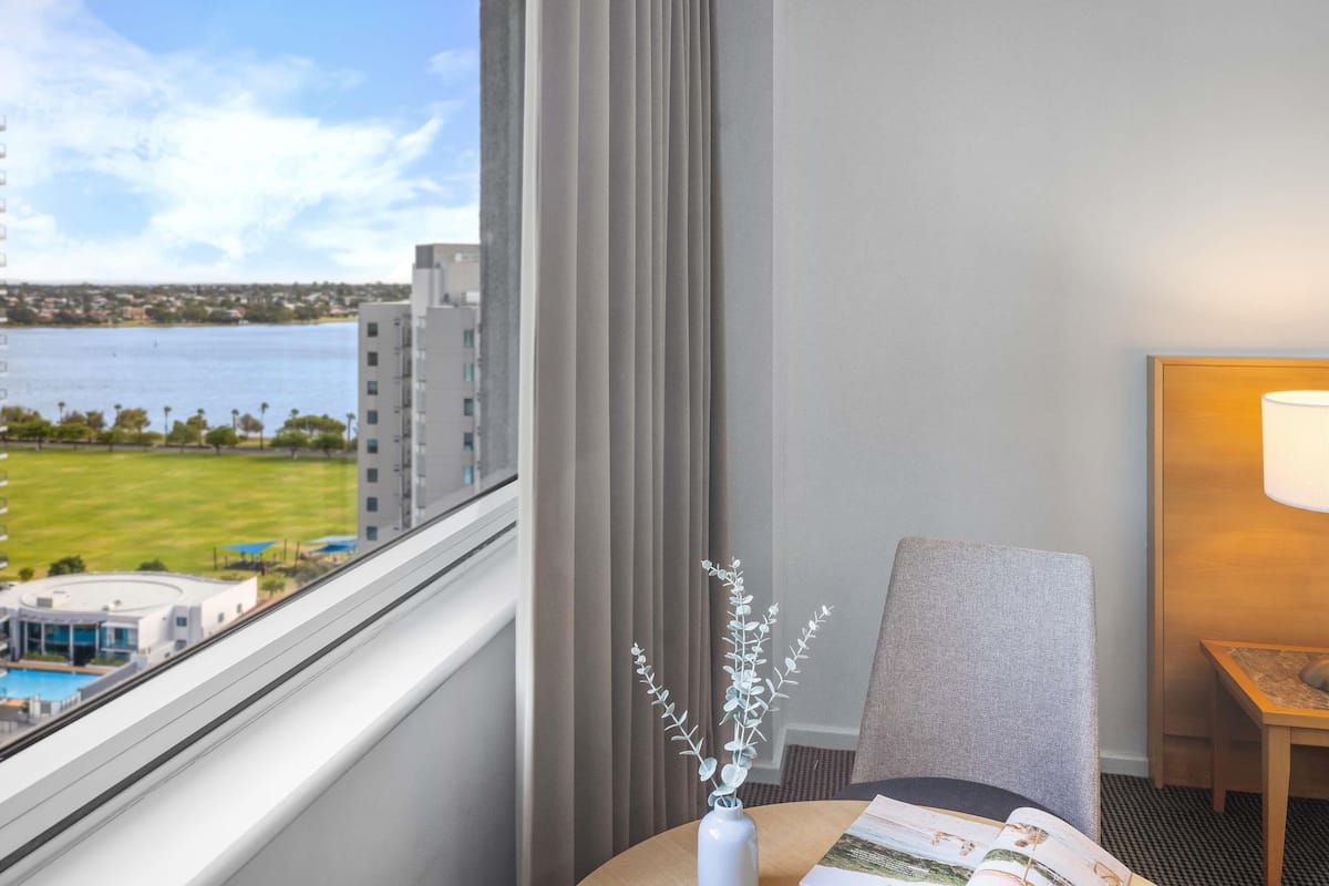 Classic Room, 1 Queen Bed | Premium bedding, pillowtop beds, minibar, in-room safe