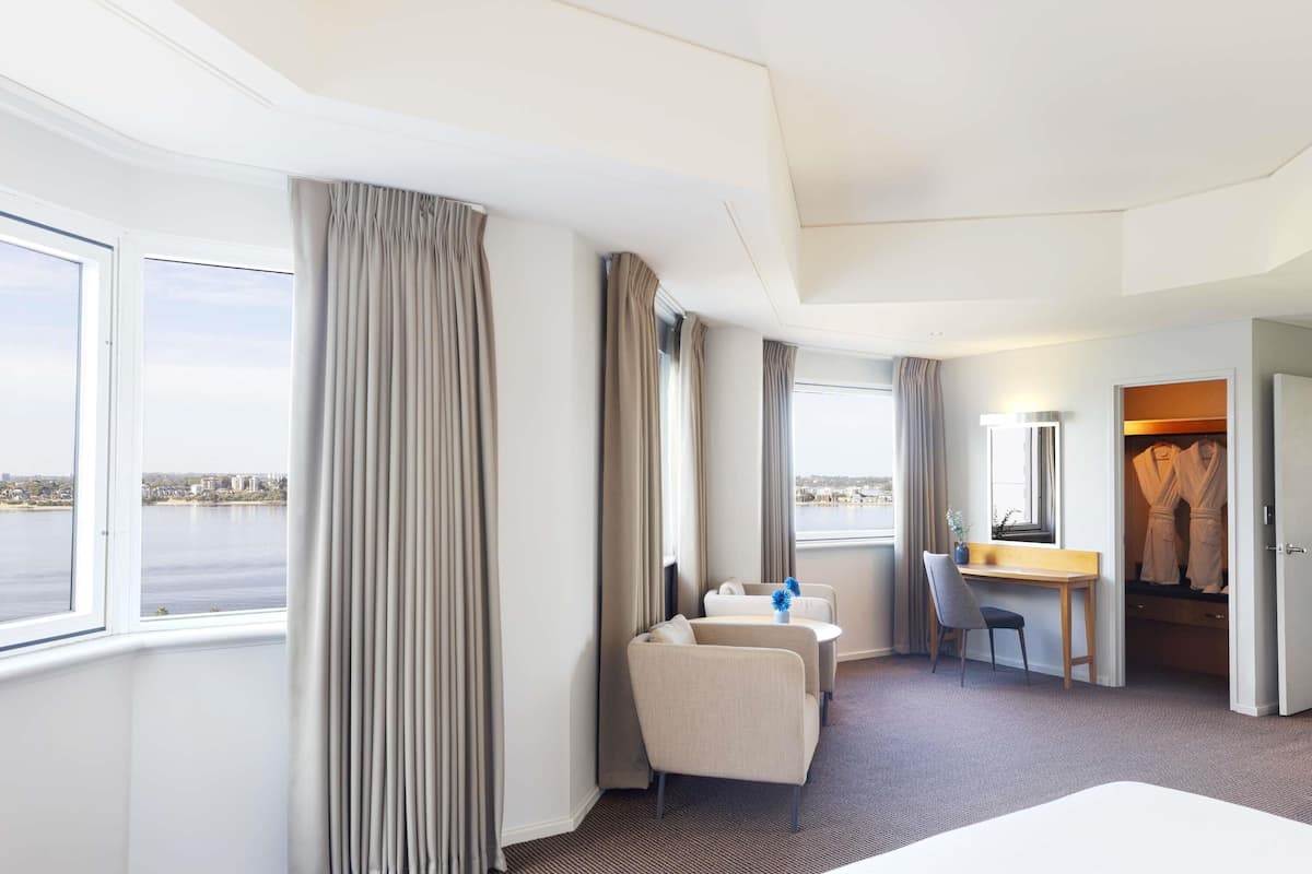 Superior-sviitti, 1 suuri parisänky | Ylelliset vuodevaatteet, pillowtop-patjalliset sängyt, minibaari