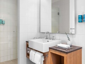 Ropa de cama de alta calidad, camas con pillow-top y minibar 