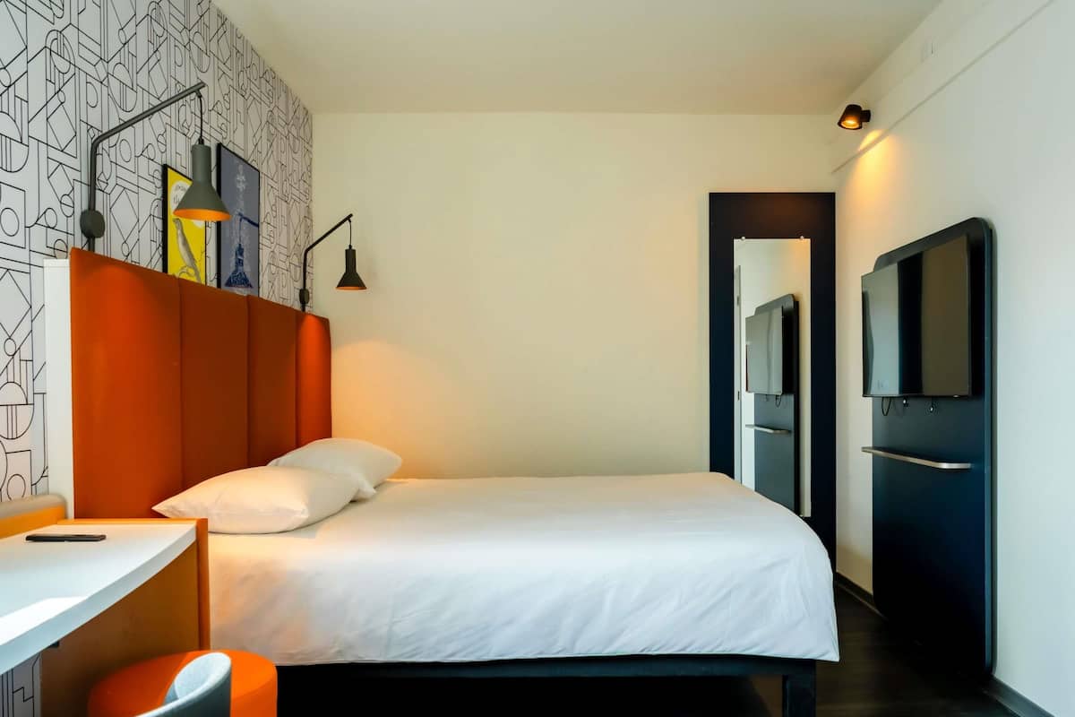 Standard Room, 1 Double Bed, Accessible | In-room safe, individually decorated, individually furnished, desk